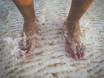 Feet in Shower and How to Avoid Athletes Foot